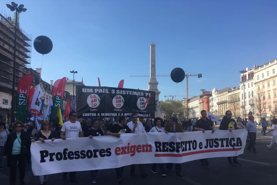 Milhares de professores saem às ruas de Lisboa em forma de protesto