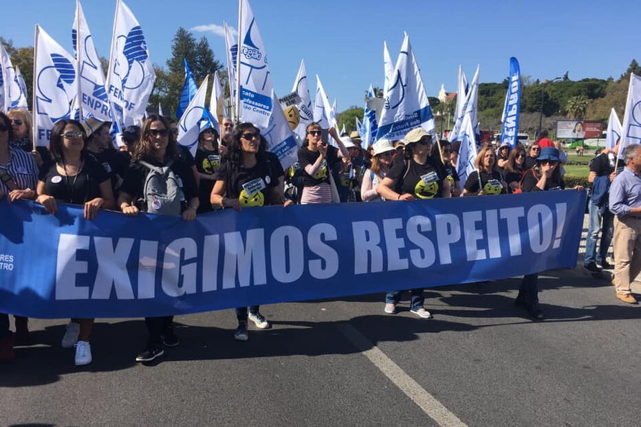 Milhares de professores saem às ruas de Lisboa em forma de protesto