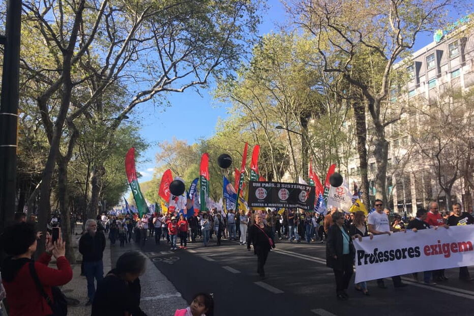 Milhares de professores saem às ruas de Lisboa em forma de protesto