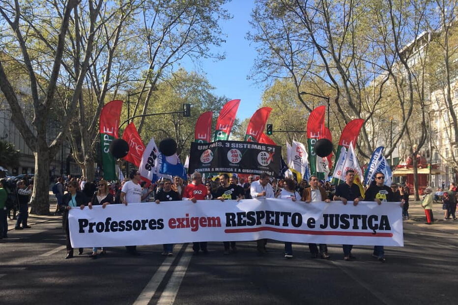 Milhares de professores saem às ruas de Lisboa em forma de protesto
