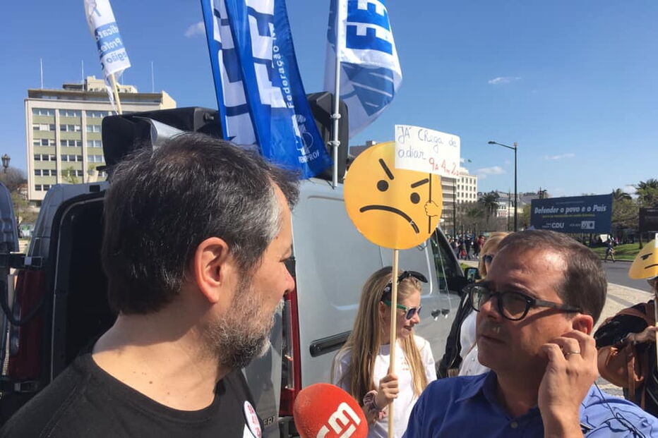 Milhares de professores saem às ruas de Lisboa em forma de protesto