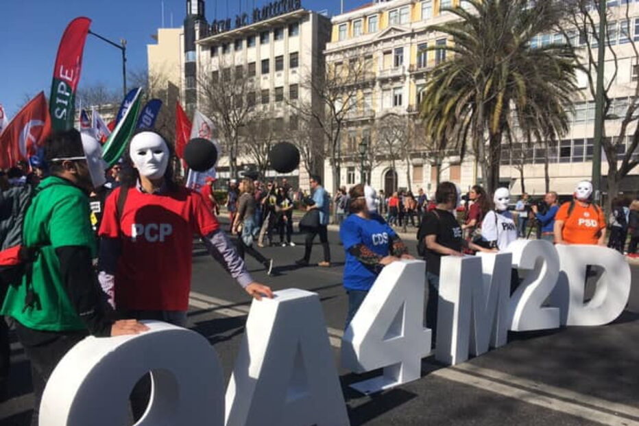 Milhares de professores saem às ruas de Lisboa em forma de protesto