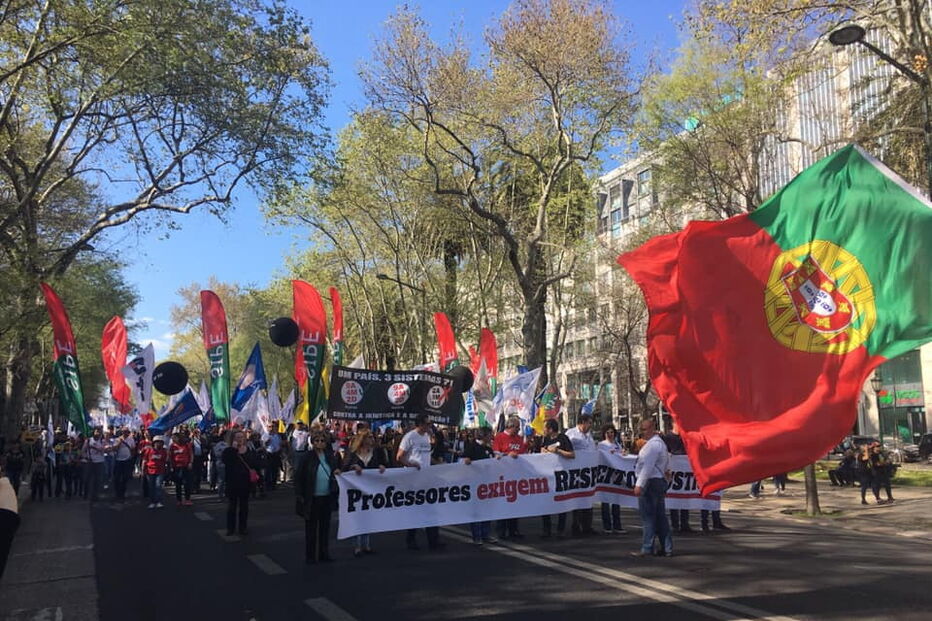 Milhares de professores saem às ruas de Lisboa em forma de protesto