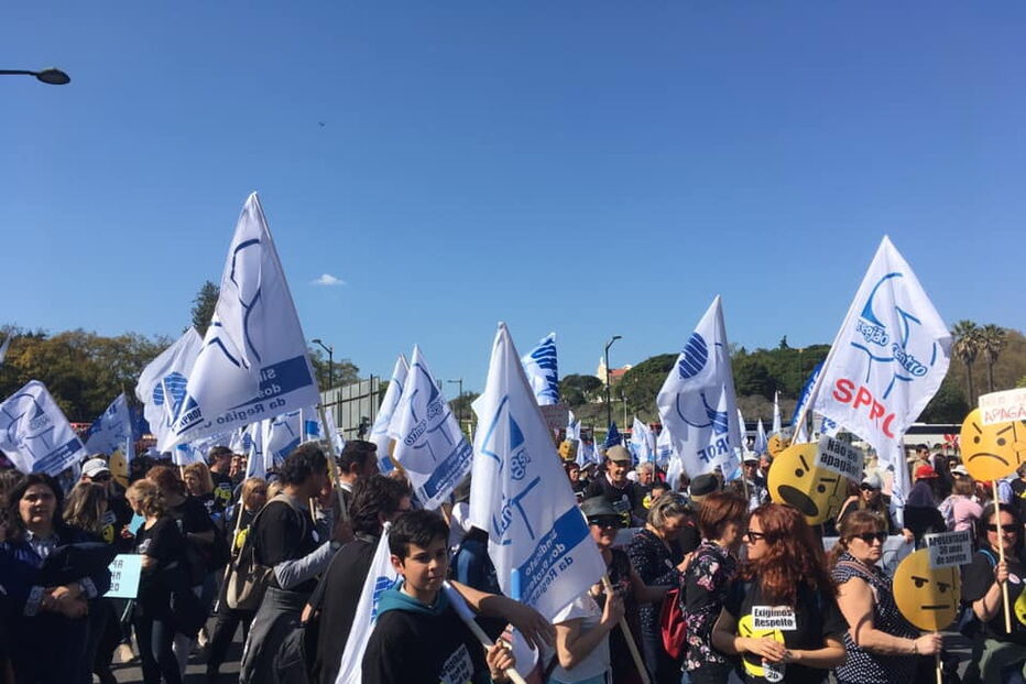 Milhares de professores saem às ruas de Lisboa em forma de protesto