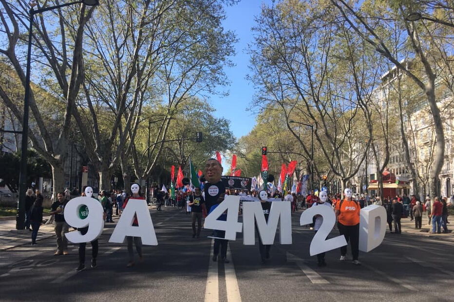 Milhares de professores saem às ruas de Lisboa em forma de protesto