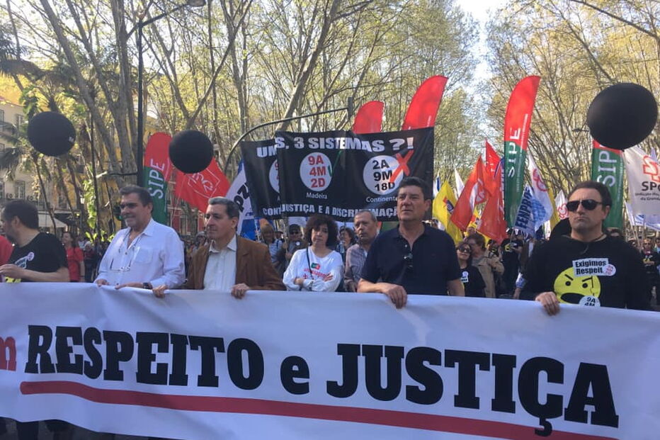 Milhares de professores saem às ruas de Lisboa em forma de protesto