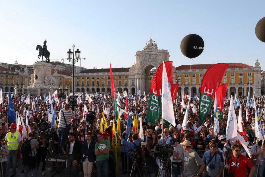 Milhares de professores saem às ruas de Lisboa em forma de protesto