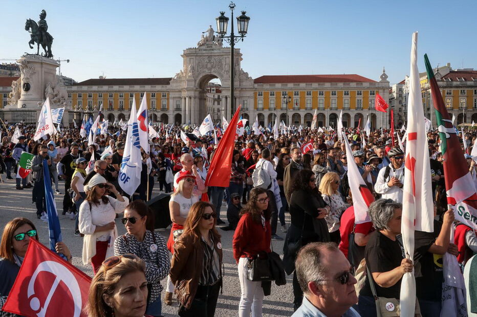 Milhares de professores saem às ruas de Lisboa em forma de protesto