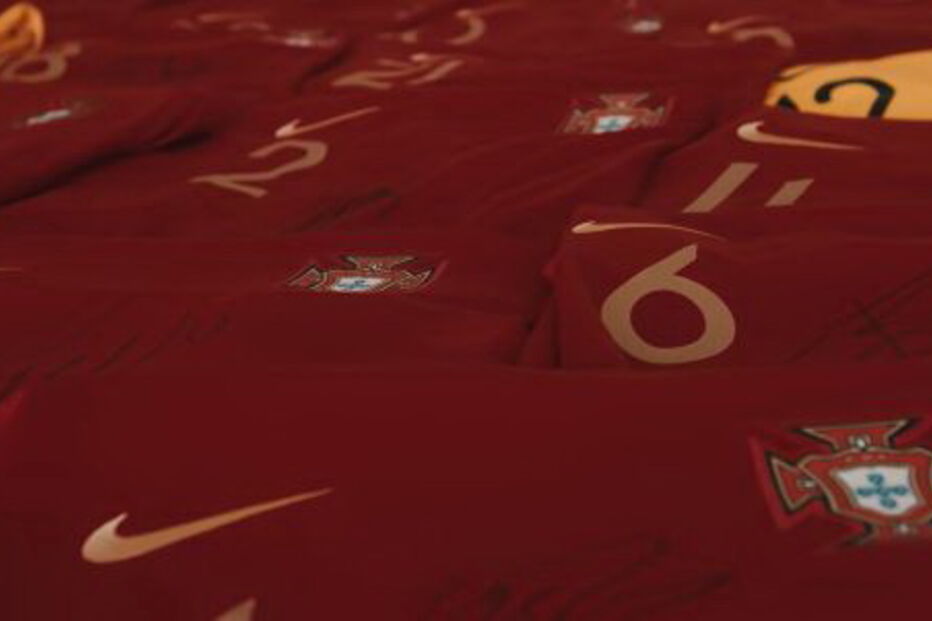 Futebolistas da seleção portuguesa autografam camisolas para ajudar Moçambique