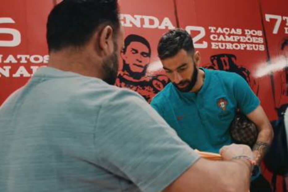 Futebolistas da seleção portuguesa autografam camisolas para ajudar Moçambique