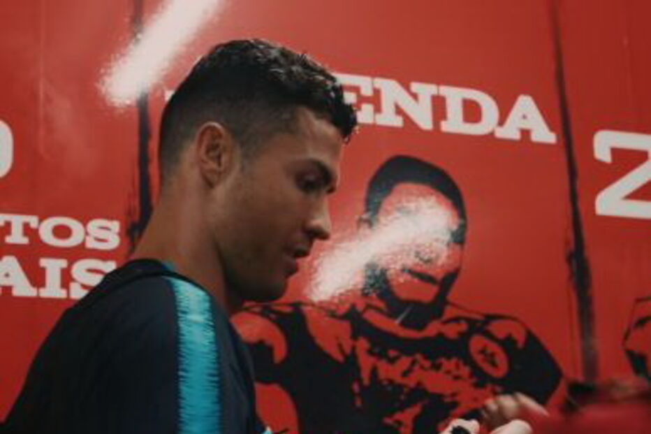 Futebolistas da seleção portuguesa autografam camisolas para ajudar Moçambique