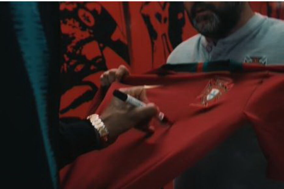 Futebolistas da seleção portuguesa autografam camisolas para ajudar Moçambique