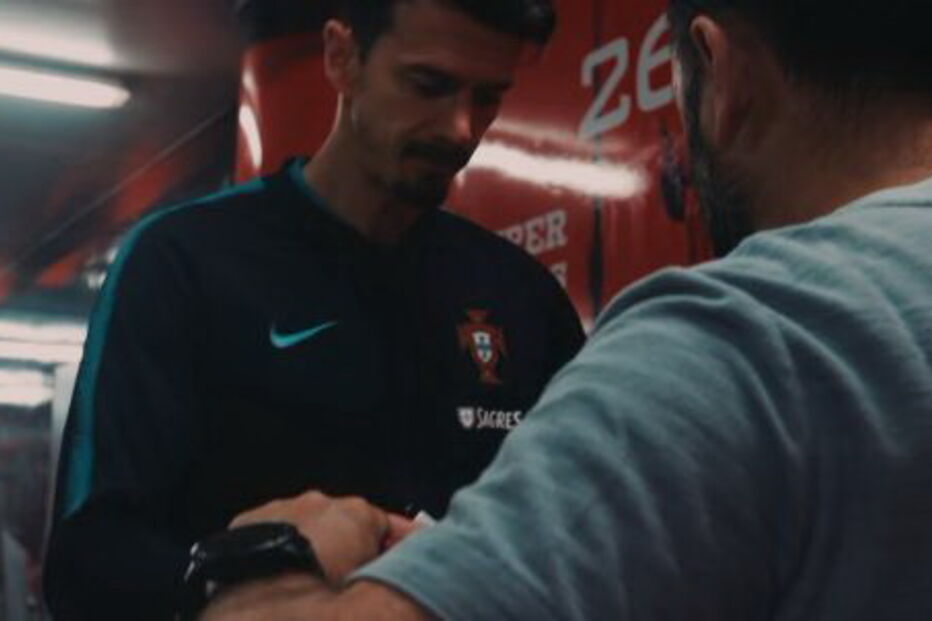 Futebolistas da seleção portuguesa autografam camisolas para ajudar Moçambique