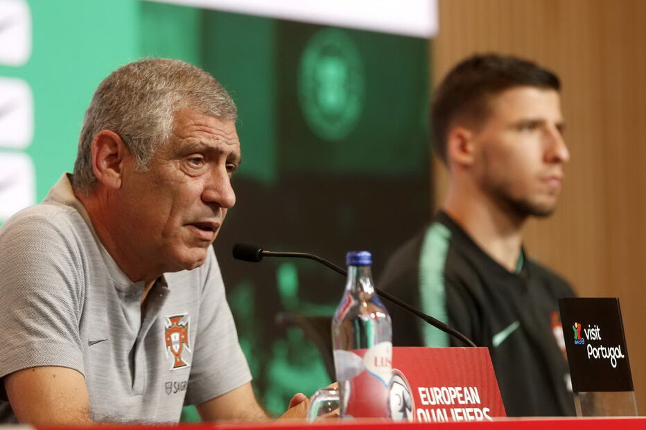 Fernando Santos e Rúben Dias em conferência de imprensa da Seleção