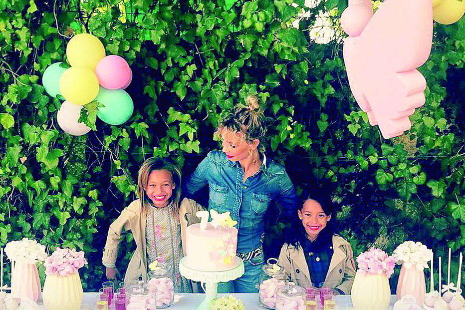 Luciana Abreu com as filhas Lyonce e Lyannii 