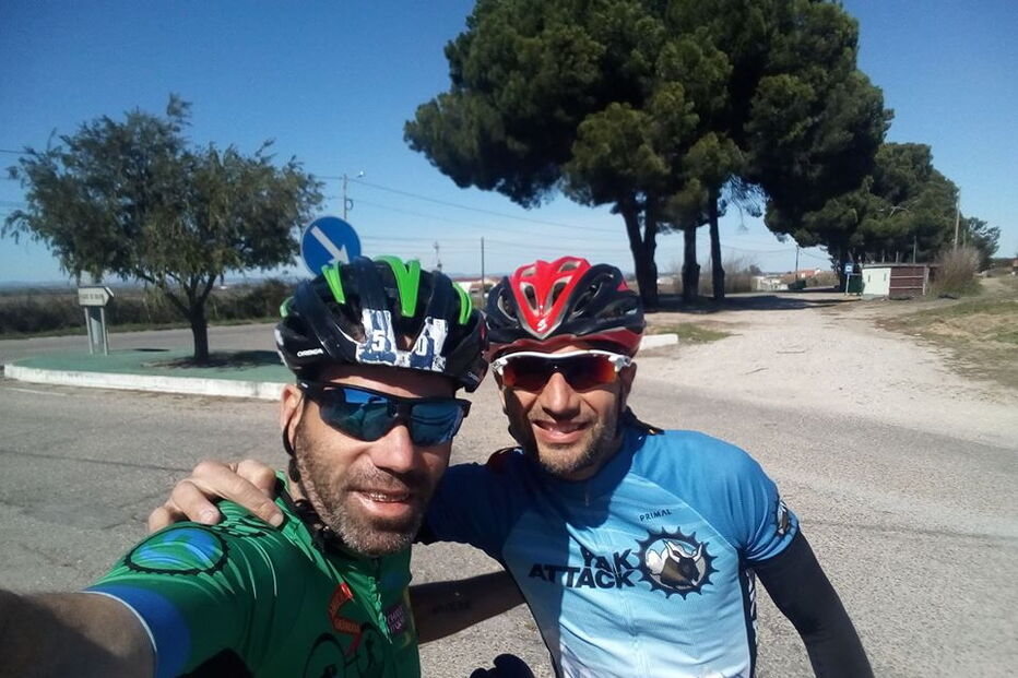 Atleta Pedro Bento ao lado de amigo