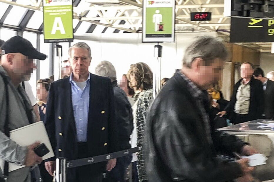 Ricardo Salgado apanhado a embarcar em avião com destino à Suíça