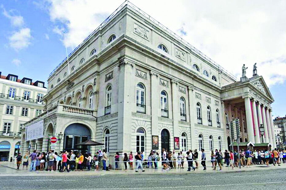 Filas à porta do Teatro Nacional D. Maria II, em Lisboa: para assistir aos espetáculos é preciso levantar um bilhete