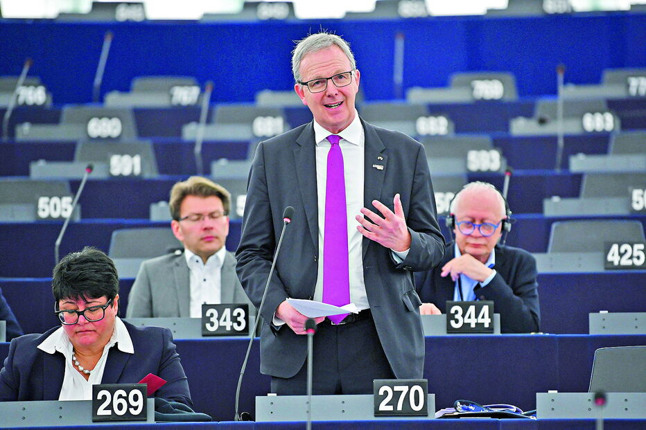 O deputado Axel Voss diz que a nova lei vai garantir o equilíbrio entre direitos de autor e liberdade de opinião 