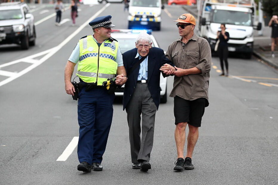 com 95 anos participa em marcha contra racismo