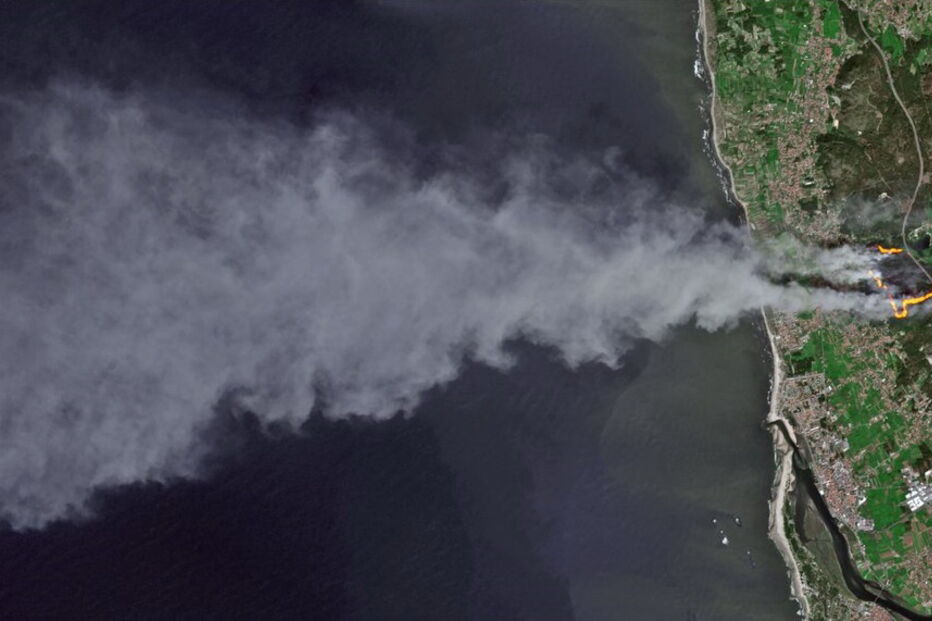 Imagens satélite mostram dimensão do incêndio em Esposende. Fumo espalhou-se pelo Atlântico