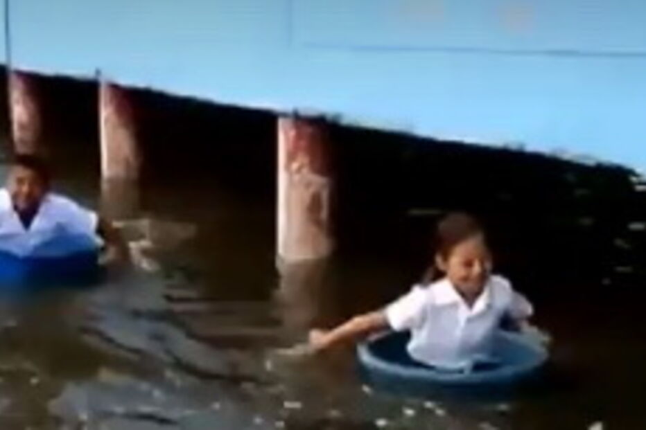 Crianças afetadas pelas cheias no Peru vão para a escola em baldes