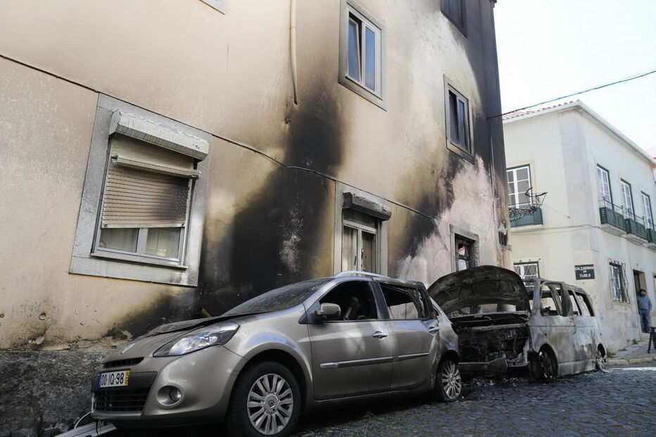 Carros queimados durante a madrugada em Lisboa