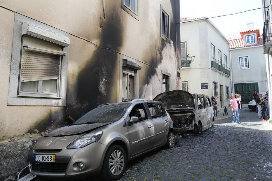 Carros queimados durante a madrugada em Lisboa