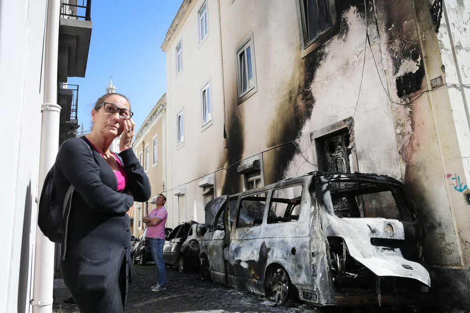 Carros queimados durante a madrugada em Lisboa