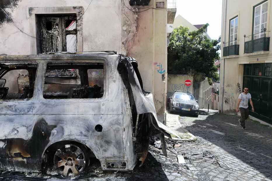 Carros queimados durante a madrugada em Lisboa