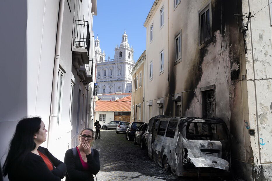 Carros queimados durante a madrugada em Lisboa