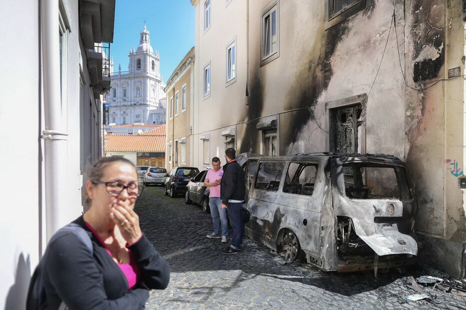 Carros queimados durante a madrugada em Lisboa