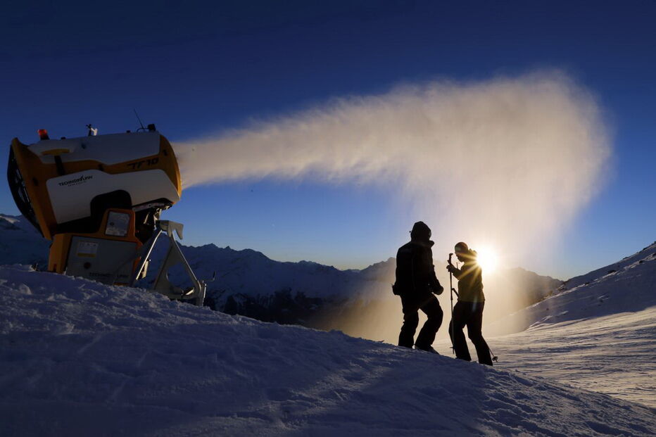Um canhão de produção de neve em ação em Verbier, estância de esqui da Suíça
