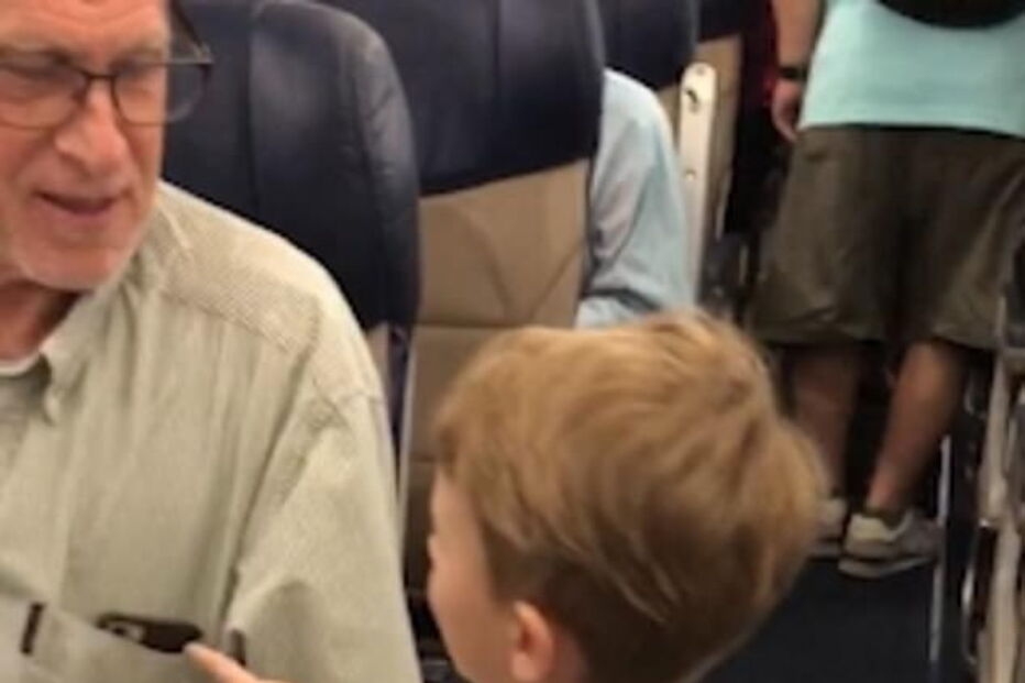 cumprimenta todos os passageiros do voo