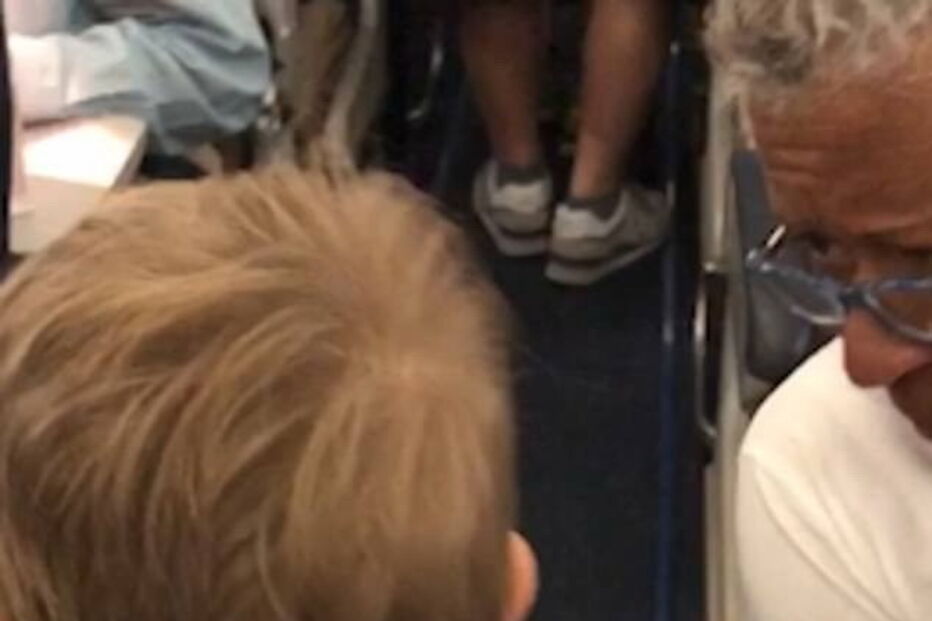 cumprimenta todos os passageiros do voo