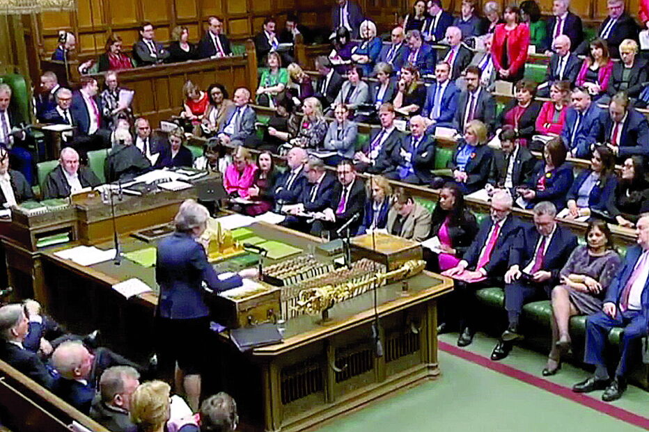Theresa May espera convencer os rebeldes conservadores a apoiarem o seu acordo do Brexit, que já foi chumbado duas vezes pelo Parlamento 