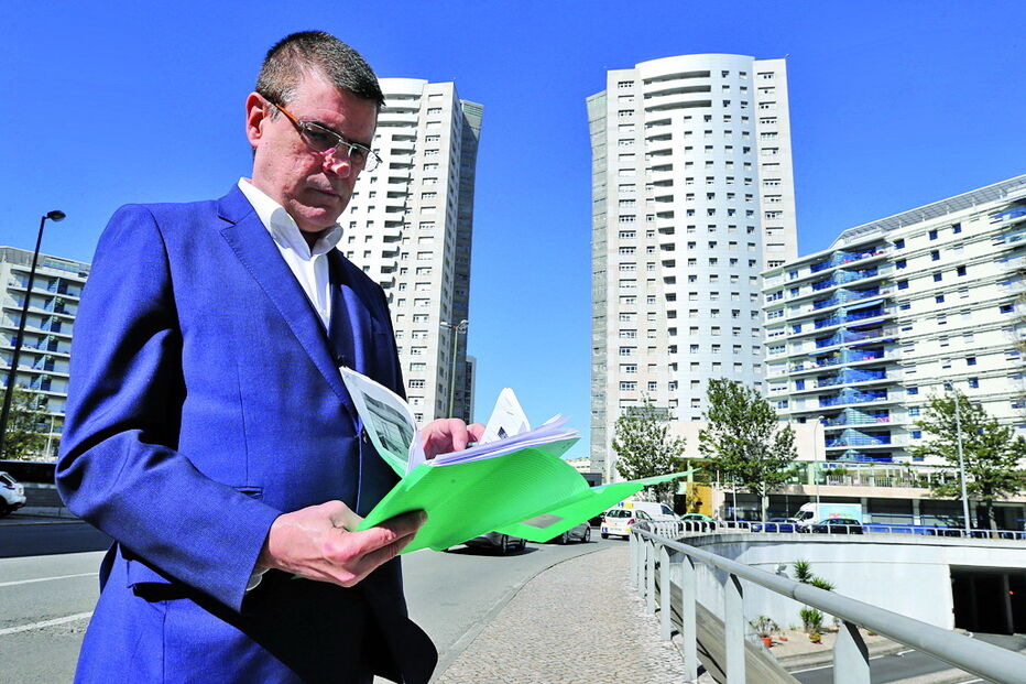 Artur Redinha encabeça a lista de 27 moradores do condomínio