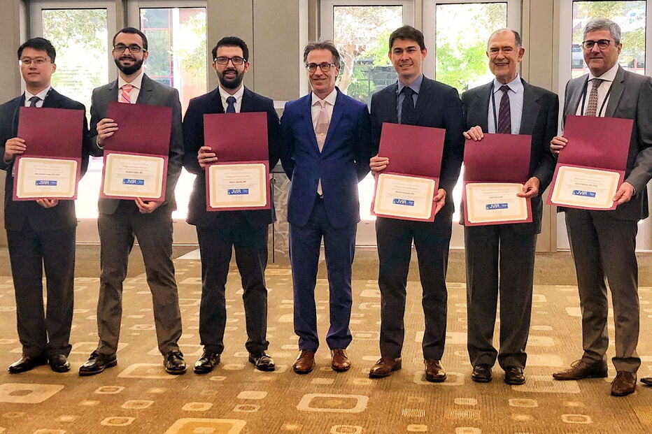 Prof. Pisco (terceiro a contar da direita) a receber um prémio nos EUA