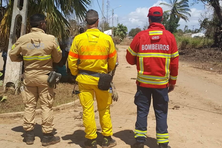 INEM partilha imagens de bombeiros e GNR a prestar ajuda na Beira