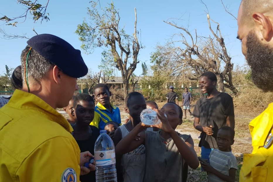 INEM partilha imagens de bombeiros e GNR a prestar ajuda na Beira