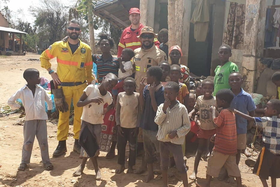 INEM partilha imagens de bombeiros e GNR a prestar ajuda na Beira