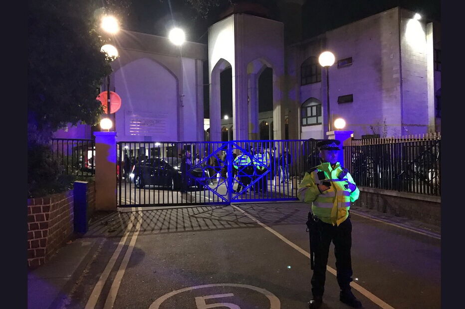Aparato policial junto à Mesquita Central de Londres, depois de homem ter sido esfaqueado