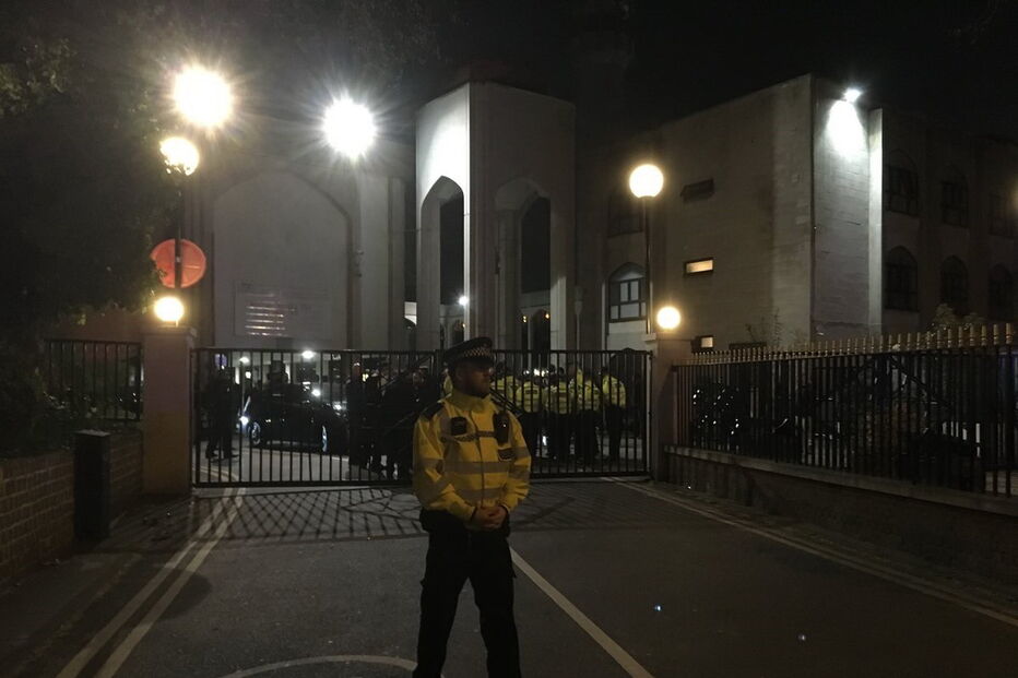 Aparato policial junto à Mesquita Central de Londres, depois de homem ter sido esfaqueado	