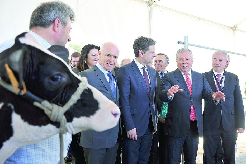 Luís Medeiros Vieira, acompanhado por Ricardo Rio e Carlos Silva, na inauguração da edição deste ano da Agro 