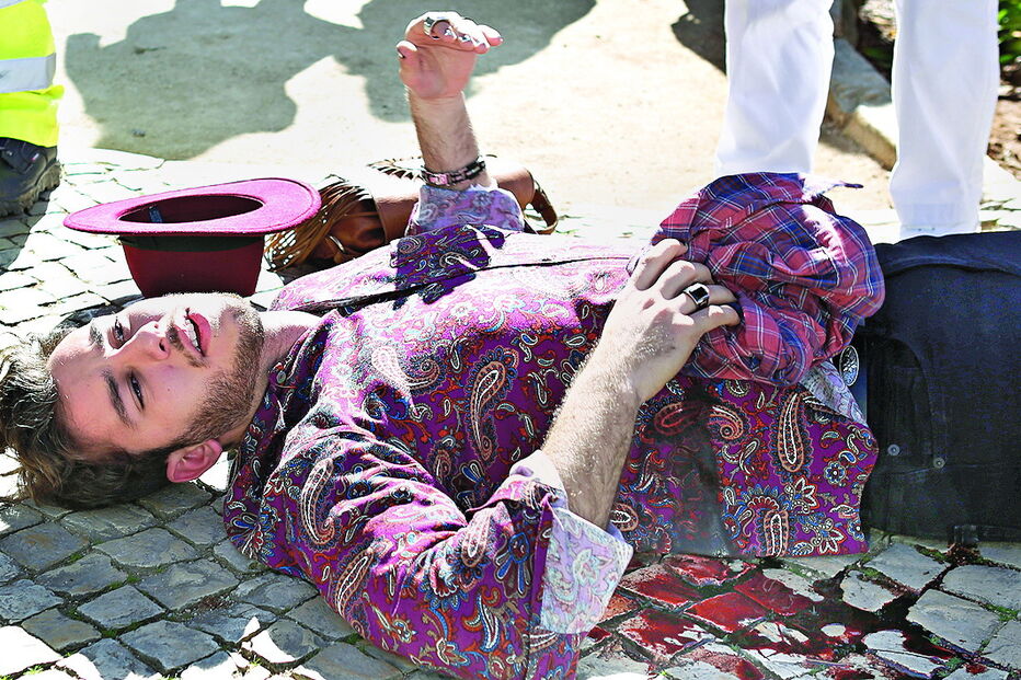 Ator Francisco Fernandez em cenas de violência