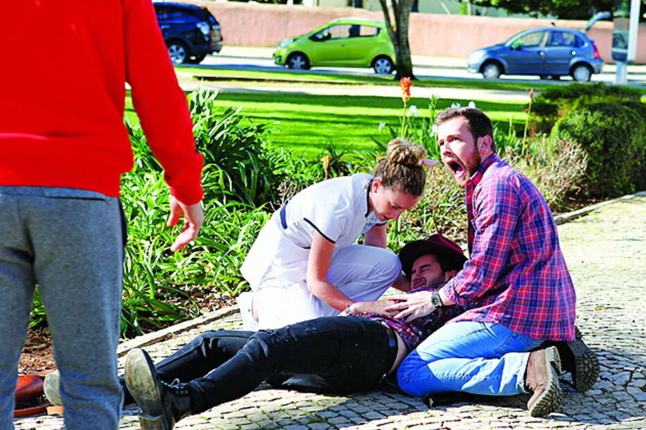 Ator Francisco Fernandez em cenas de violência