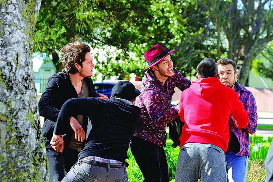 Ator Francisco Fernandez em cenas de violência