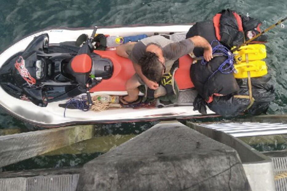 Britânico tenta atravessar oceano de mota de água para fugir das autoridades