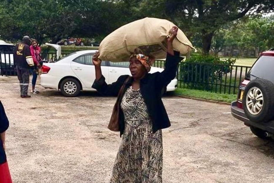 Milionário oferece casa a mulher que andou 10 quilómetros para ajudar vítimas em Moçambique