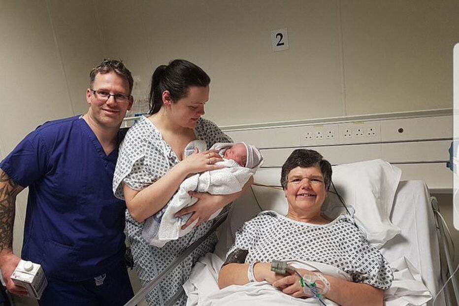 avó dá à luz o próprio neto